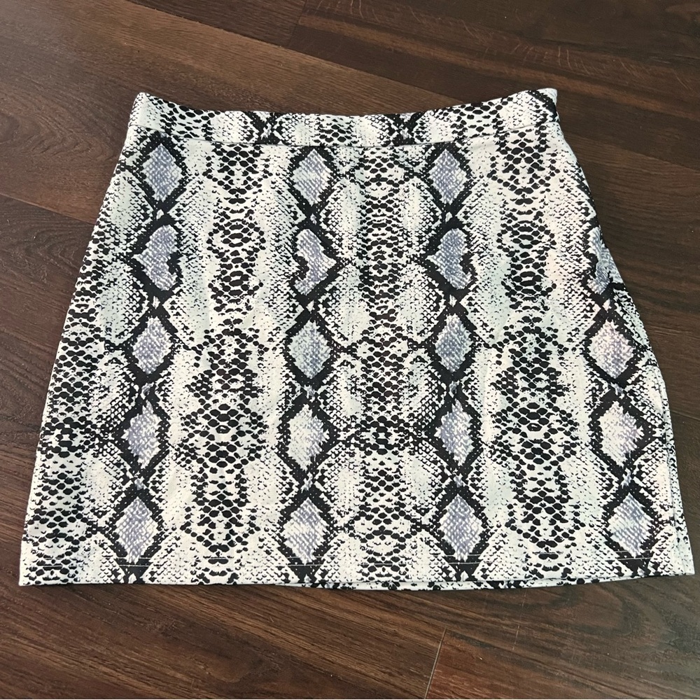 SHEIN Black and White Snake Print Pencil Skirt - Picture 4 of 5